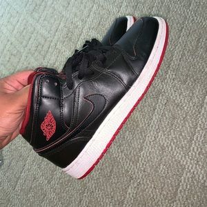 Boys 7y Nike’s black and red mid top